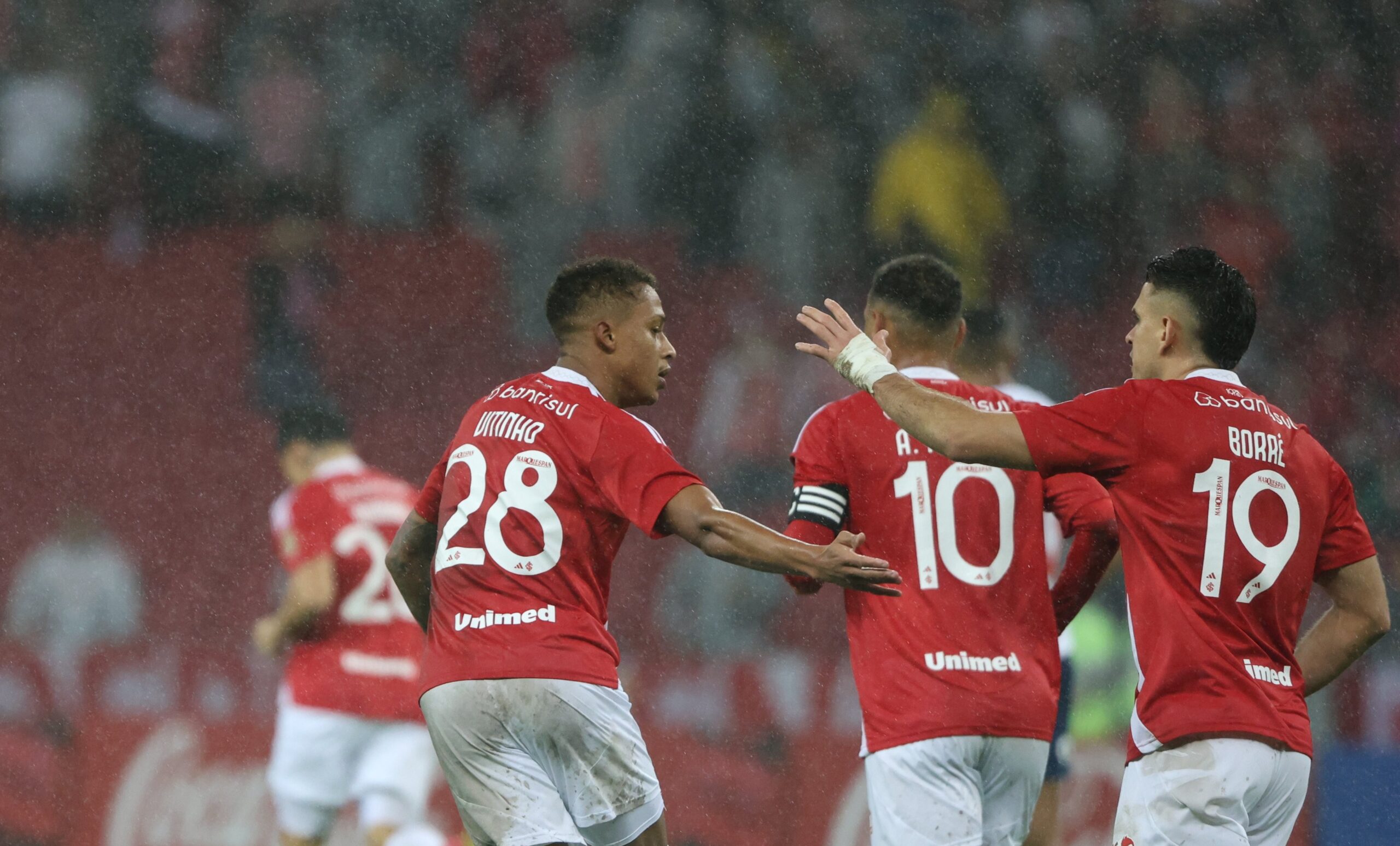 Internacional ganha de virada do Bahia e garante vaga nas oitavas da Libertadores