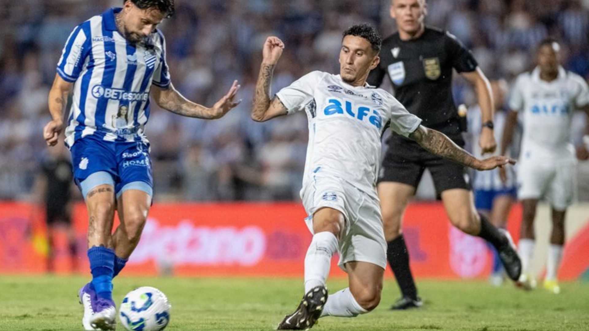 Grêmio toma virada no fim, se complica na Copa do Brasil e segue sem vencer com Mano Menezes