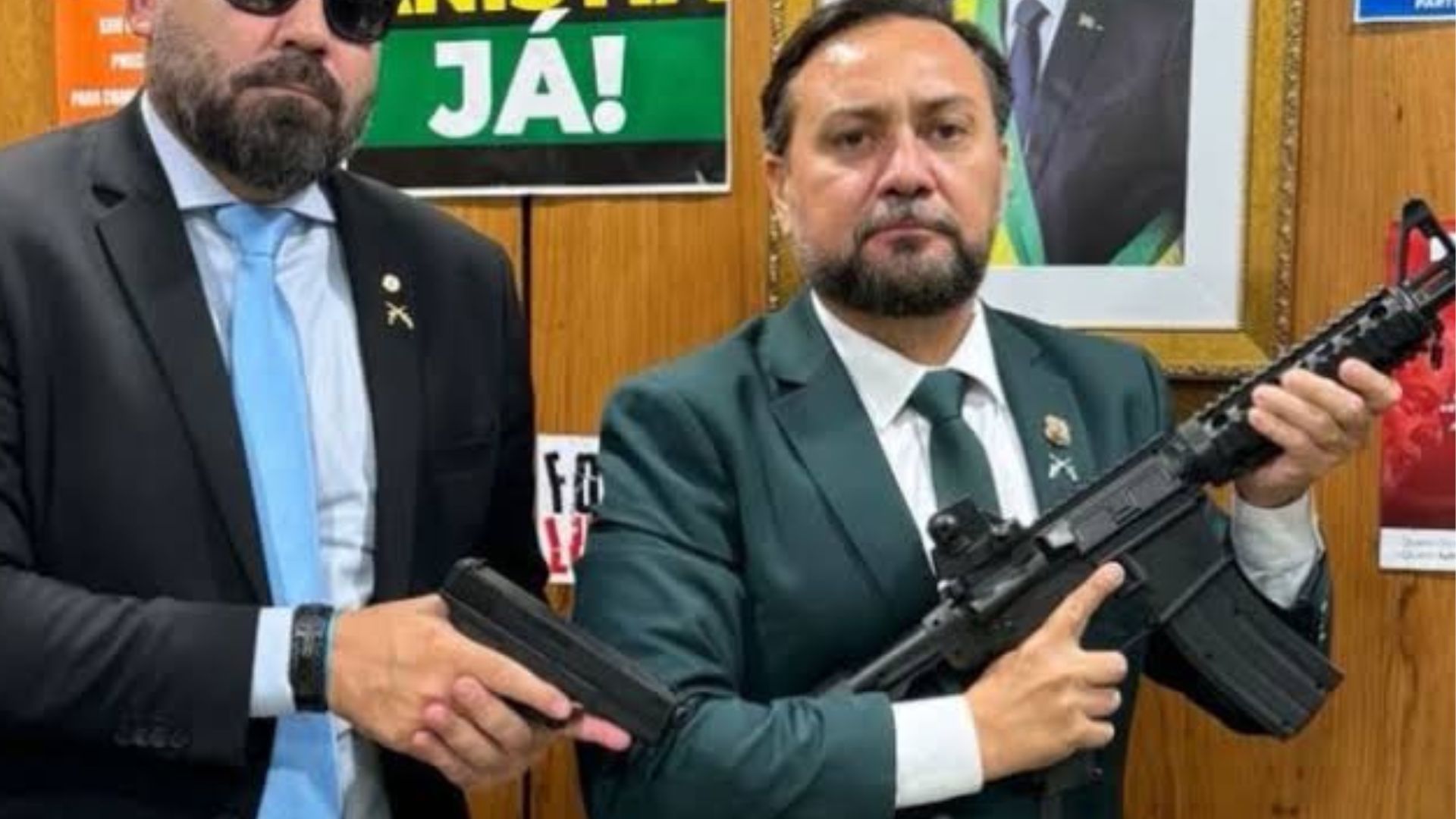 Deputado bolsonarista leva fuzil para o gabinete na Câmara e posa armado nas redes