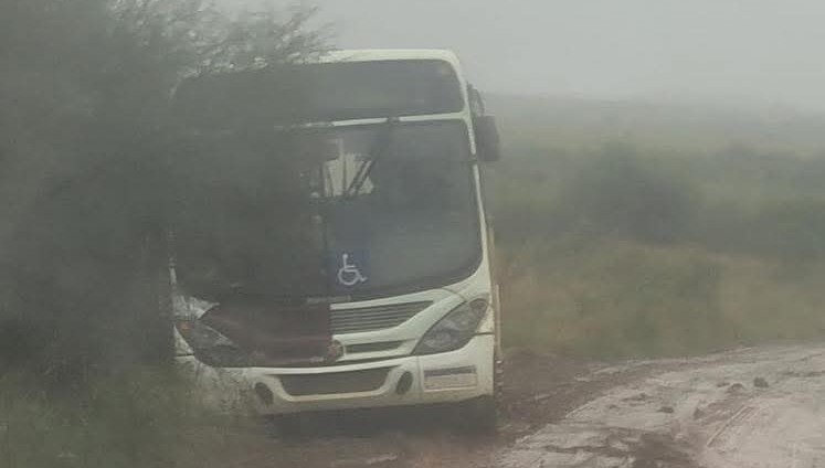 Ônibus escolar atola em estrada rural de Itaqui e escancara descaso com vias do interior