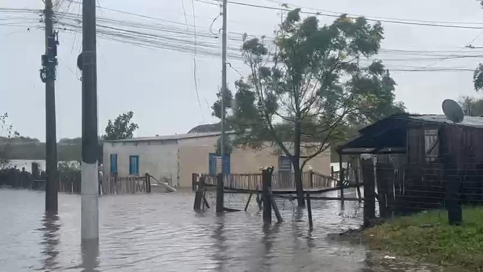 Rio Ibirapuitã atinge 10,80m após temporal e deixa mais de 100 desalojados em Alegrete