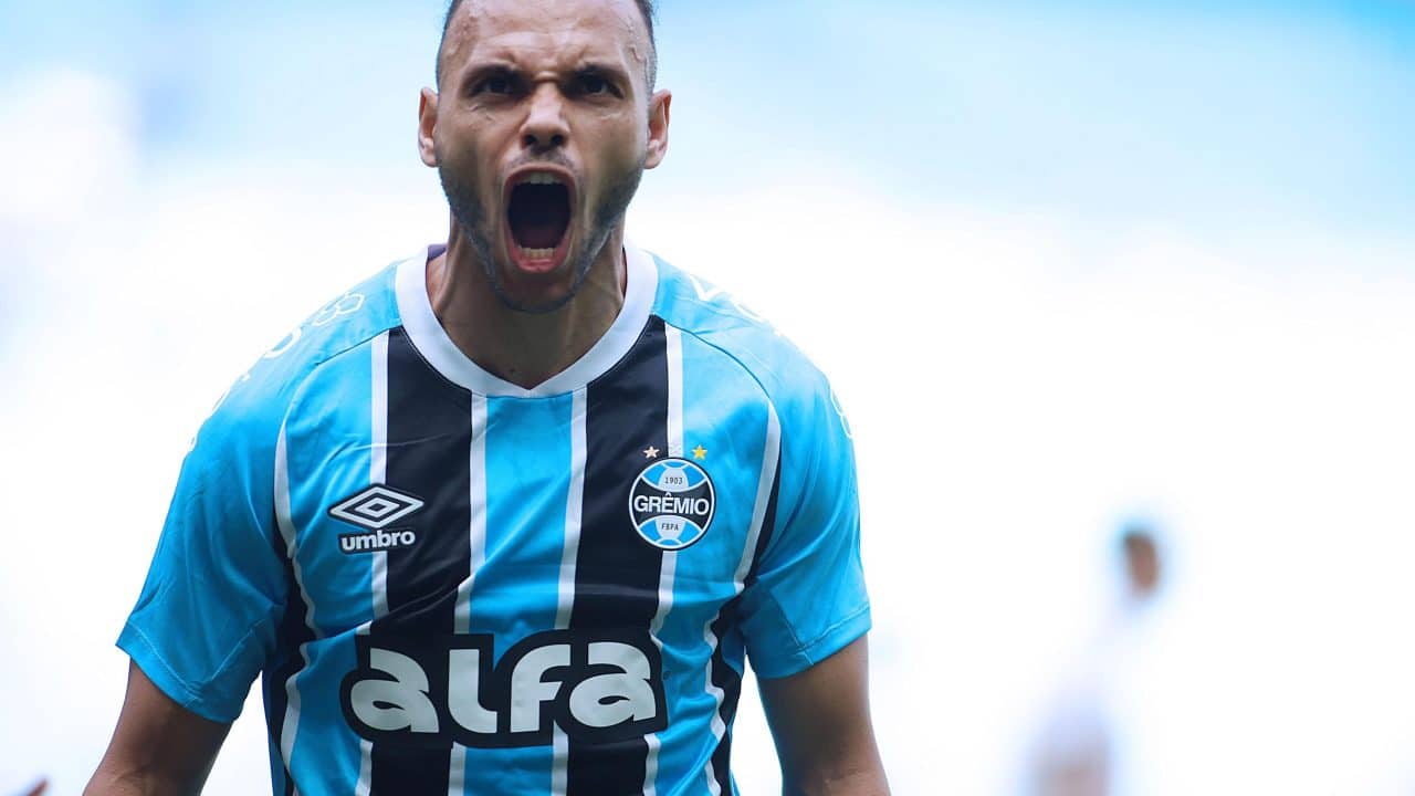 Grêmio vence o Bahia com pênalti polêmico e respira no Brasileirão