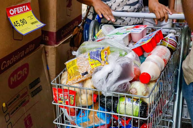 Desigualdade e pobreza extrema caem ao menor nível desde 2012 com avanço da renda dos mais pobres, aponta IBGE