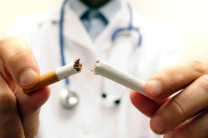 Fumar em locais públicos ao ar livre será proibido na França