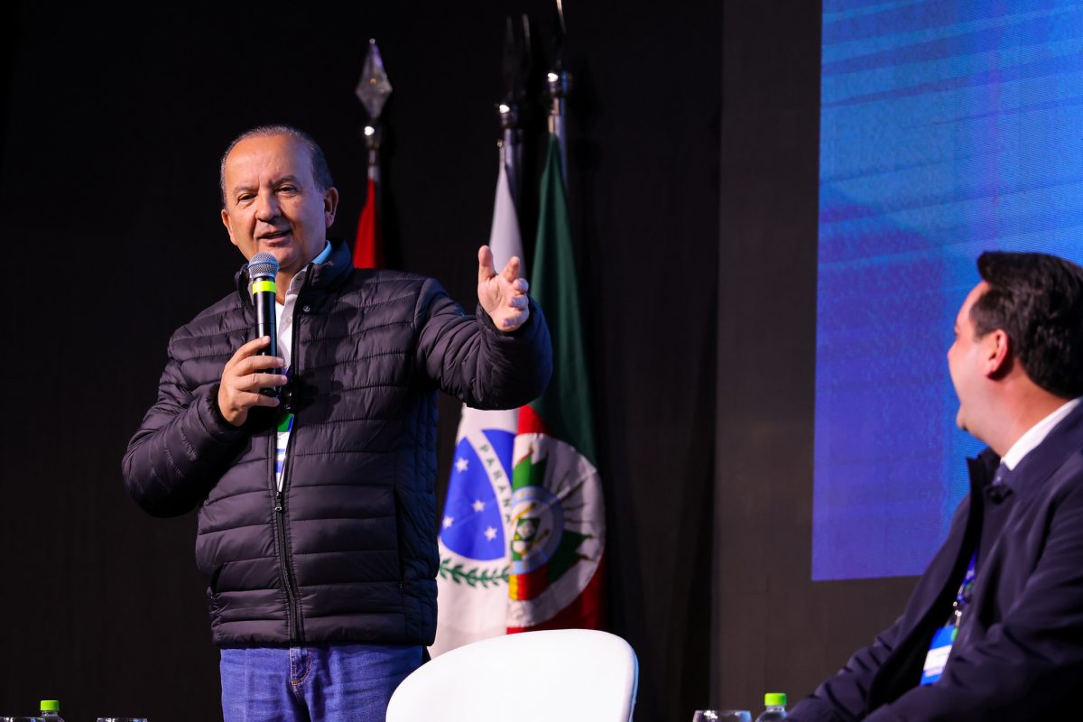 Em evento, governador catarinense brinca com possibilidade de separação do Sul e cita Eduardo Leite como “presidenciável”