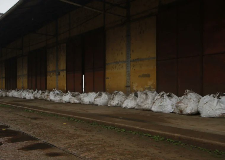 Porto Alegre: Dmae reforça Cais Mauá com sacos de areia e argila, apesar de falha da estratégia em 2024