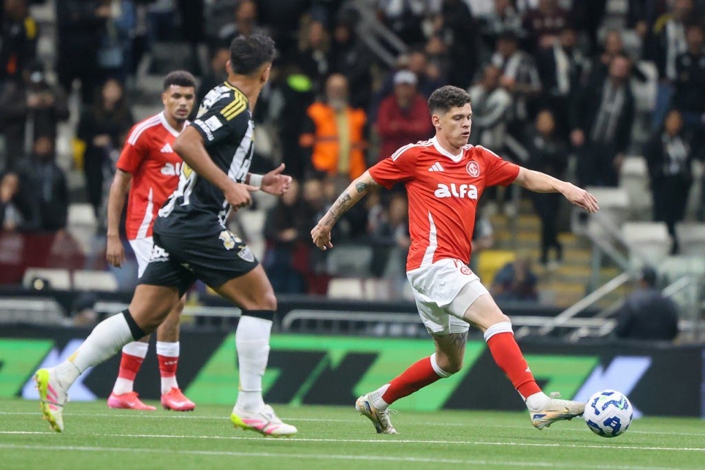 Inter perde para o Atlético-MG e entra na zona de rebaixamento antes da pausa do Brasileirão