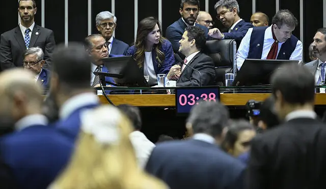 Congresso impõe custos bilionários ao consumidor e amplia fundo partidário para partidos políticos