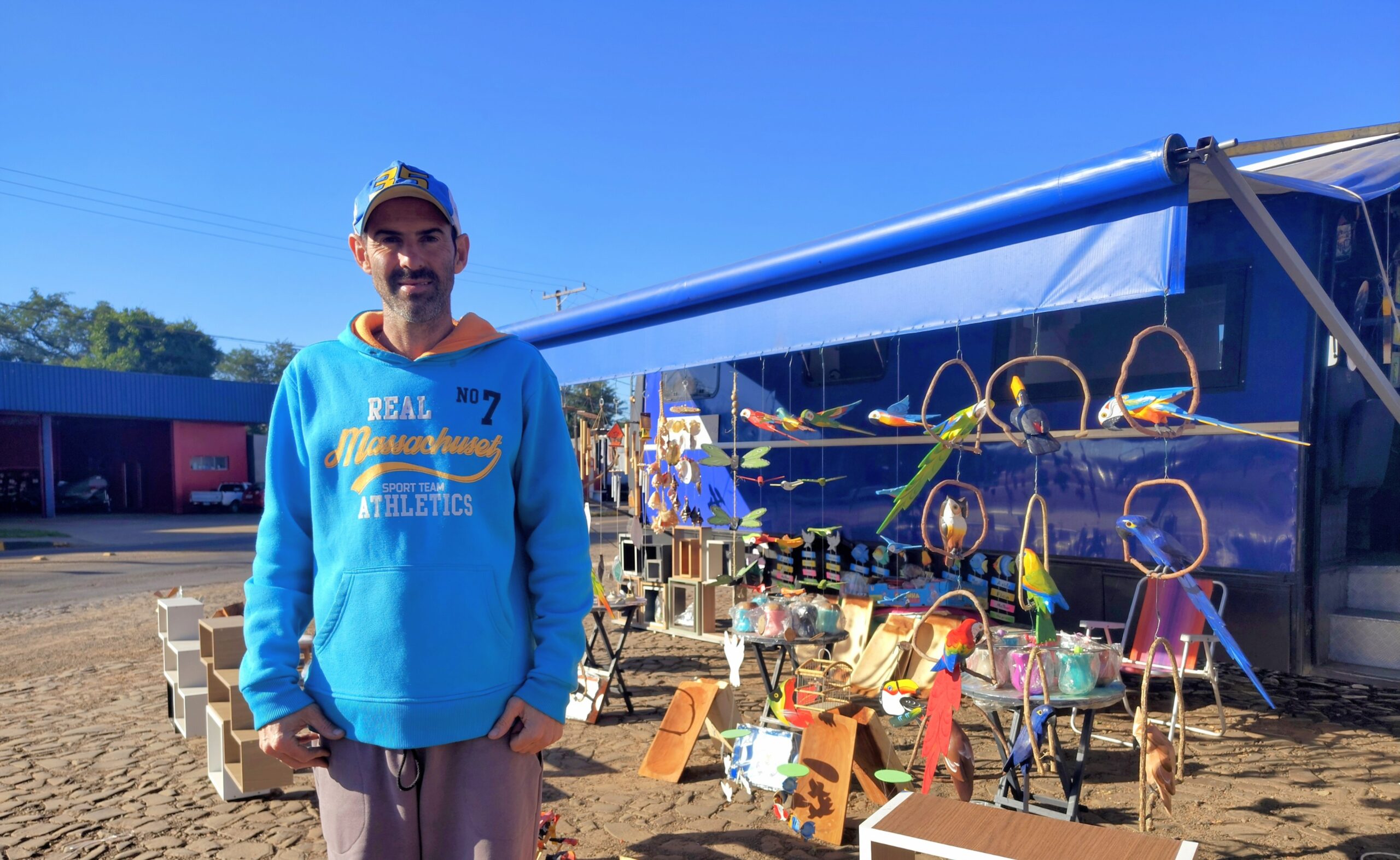 Artesão gaúcho passa por São Borja após visitar mais de 100 cidades pelo Brasil com seu trabalho autoral