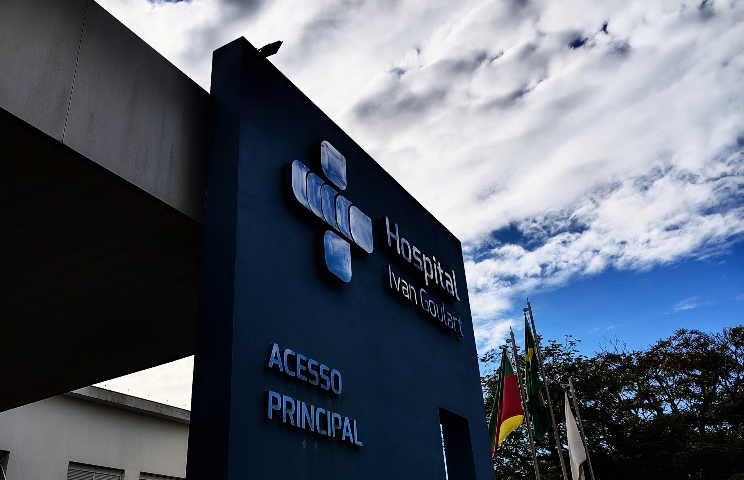 Diretora do Hospital Ivan Goulart ignora denúncias e tenta desqualificar imprensa em pronunciamento nas redes sociais