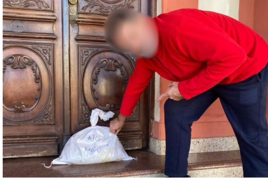 Esterco na porta do Prefeito: morador realiza protesto inusitado contra cavalos soltos em vias públicas