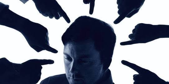 Artigo de opinião: O julgamento que não poupa nem os mortos, nem as vítimas