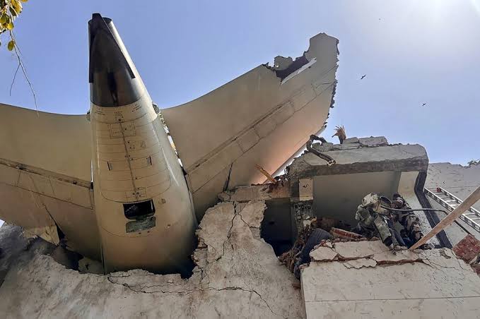 Tragédia na Índia: Avião com 242 pessoas cai em Ahmedabad; não há sobreviventes