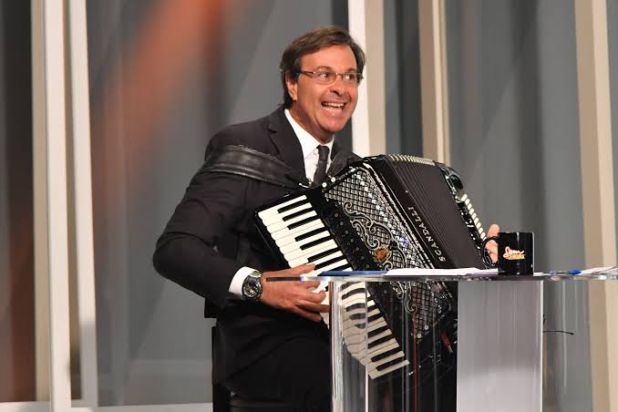 Vai tocar sanfona atrás das grades: ex-ministro de Bolsonaro é preso após suspeita de ajudar Mauro Cid a fugir do país