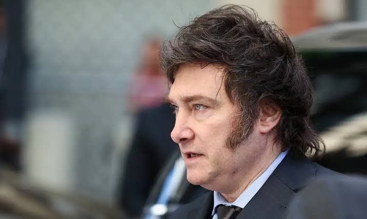 ENTREVISTA | Especialista aponta incertezas e riscos no decreto migratório de Milei