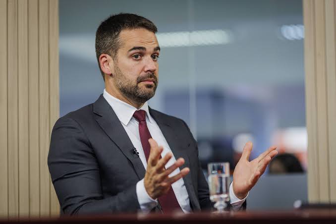 Parlamentares de direita protocolam pedidos de impeachment contra o governador Eduardo Leite