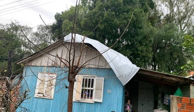 Três semanas após temporal, alguns moradores de Nhu Porã ainda aguardam entrega de telhas e seguem sob lonas