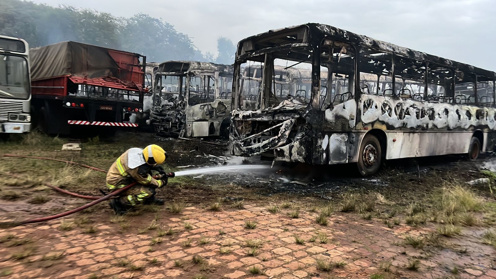 Incêndio destrói ônibus em empresa de transportes em Alegrete; há suspeita de crime