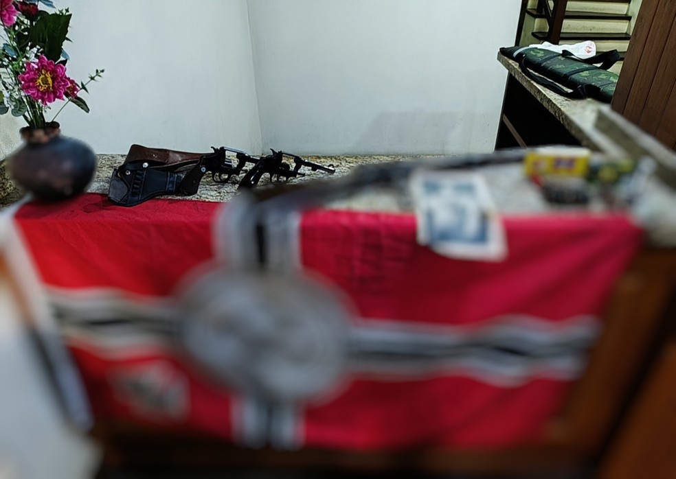 Homem é preso em Porto Alegre por posse ilegal de armas e apologia ao nazismo