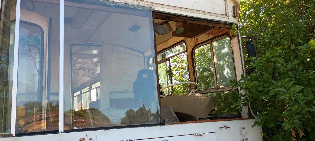 Ônibus da Prefeitura de São Borja circula sem para-brisa em manhã de geada e motorista reclama: “Falta de respeito”