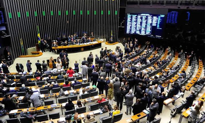 Congresso amplia gastos públicos enquanto cobra cortes do Executivo