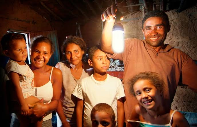 Famílias de baixa renda poderão ter conta de luz zerada a partir deste sábado