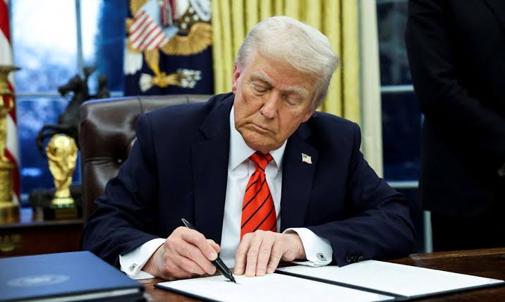 Trump critica julgamento de Bolsonaro e anuncia tarifa de 50% sobre produtos do Brasil