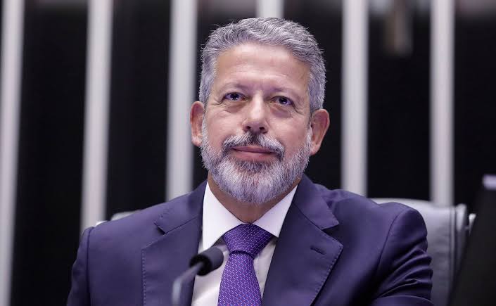 Lira mantém imposto de 10% para mais ricos e amplia faixa de benefício do IR para classe média