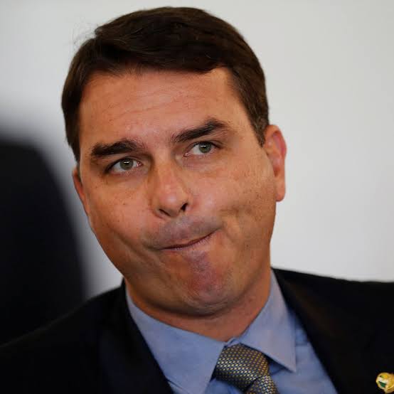 Flávio Bolsonaro pede que Trump retire tarifa de 50% sobre o Brasil; post é apagado após repercussão