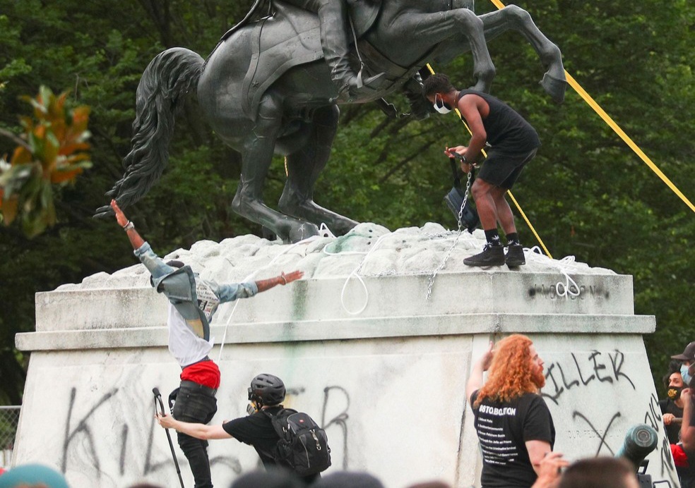 Donald Trump defende pena de até 10 anos para quem vandalizar estátuas federais; brasileiros relembram caso da “Débora do Batom”
