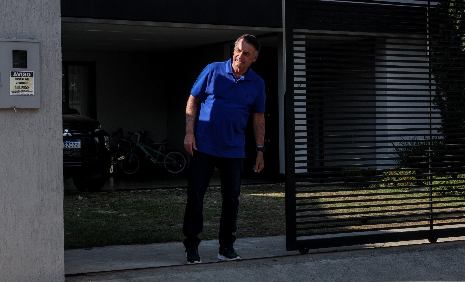 Moraes reforça vigilância na casa de Bolsonaro após relatório da PF apontar risco de fuga