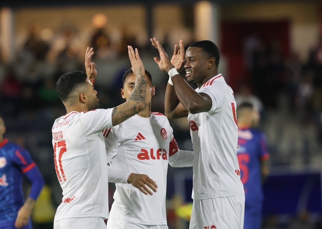 Com dois de Ricardo Mathias, Inter vence o Bragantino e respira no Brasileirão