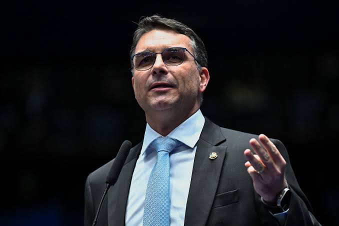 Flávio Bolsonaro reage à prisão domiciliar do pai: “Estamos oficialmente em uma ditadura”