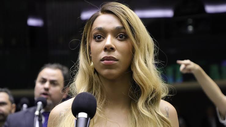 PGR defende arquivamento de ação de Erika Hilton contra influenciadora que a chamou de homem