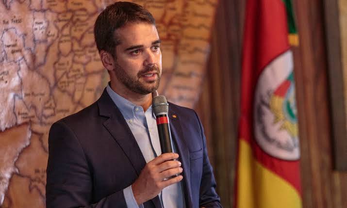 Governo do RS anuncia 14º salário e prêmios para escolas que atingirem metas de desempenho