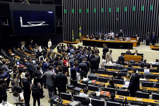 Em segundos e sem debate,  Câmara aprova R$ 10,5 bilhões em emendas; governo Lula também acelera liberações para fortalecer base