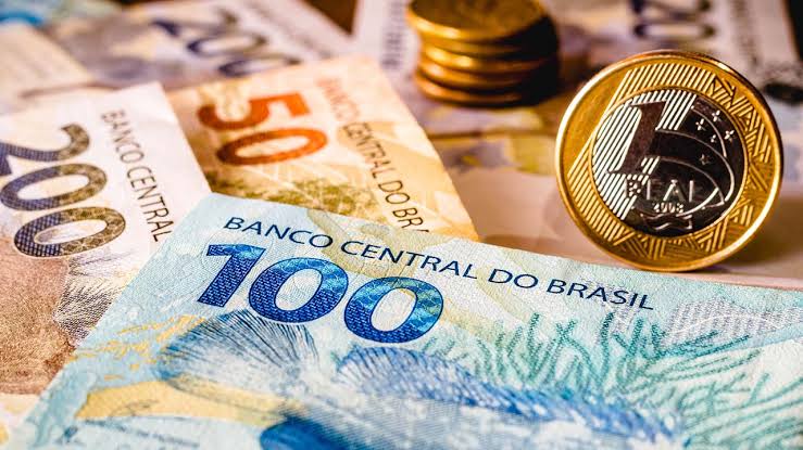 Real é a terceira moeda que mais se valorizou frente ao dólar em 2025