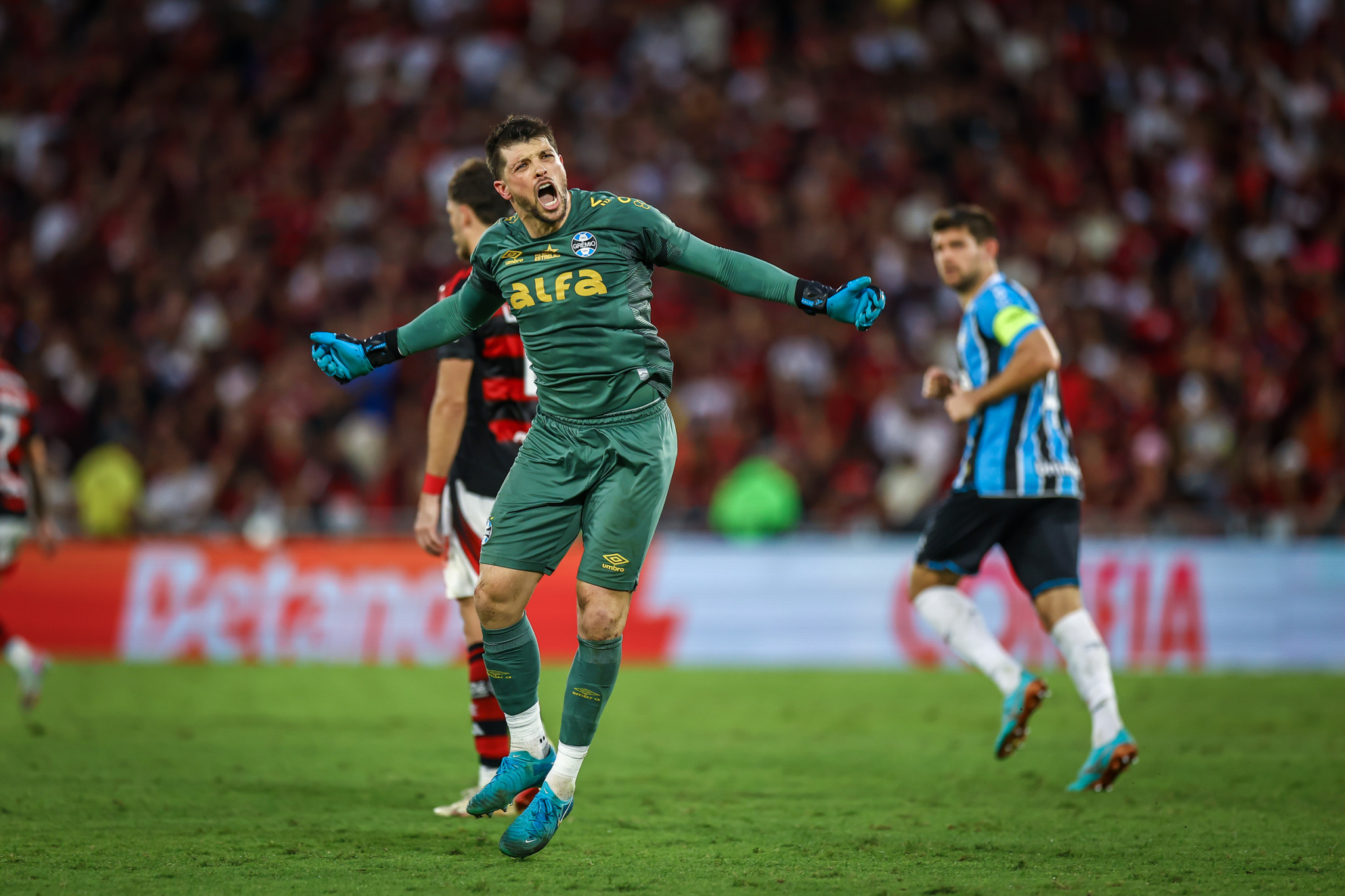 Grêmio empata com o líder Flamengo em jogo inspirado de Tiago Volpi