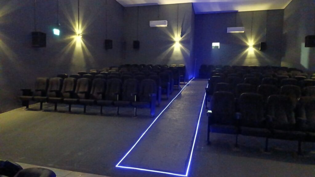 Parte interna do cinema.