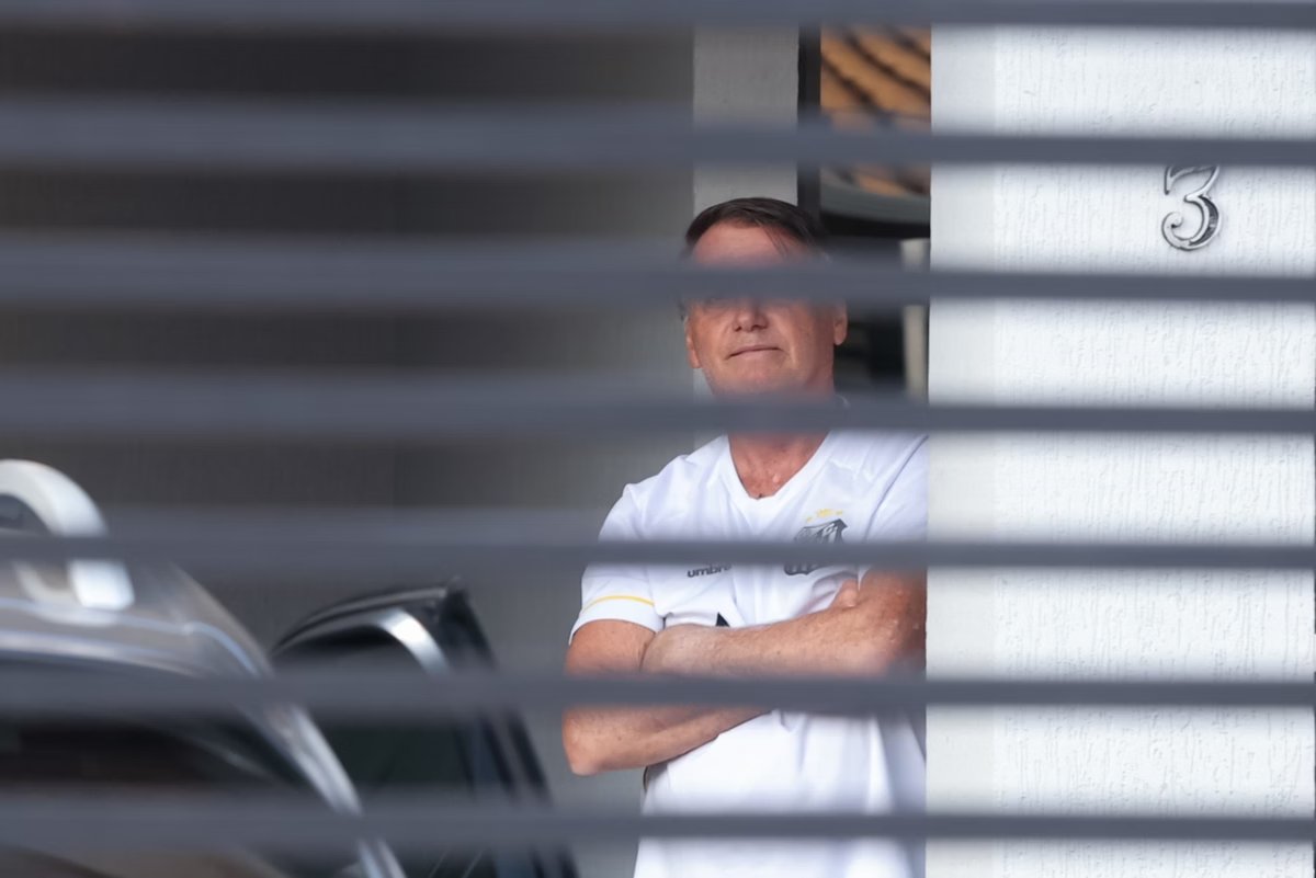 Defesa de Bolsonaro nega golpe, critica delação e alega que ex-presidente foi “dragado” ao 8 de janeiro