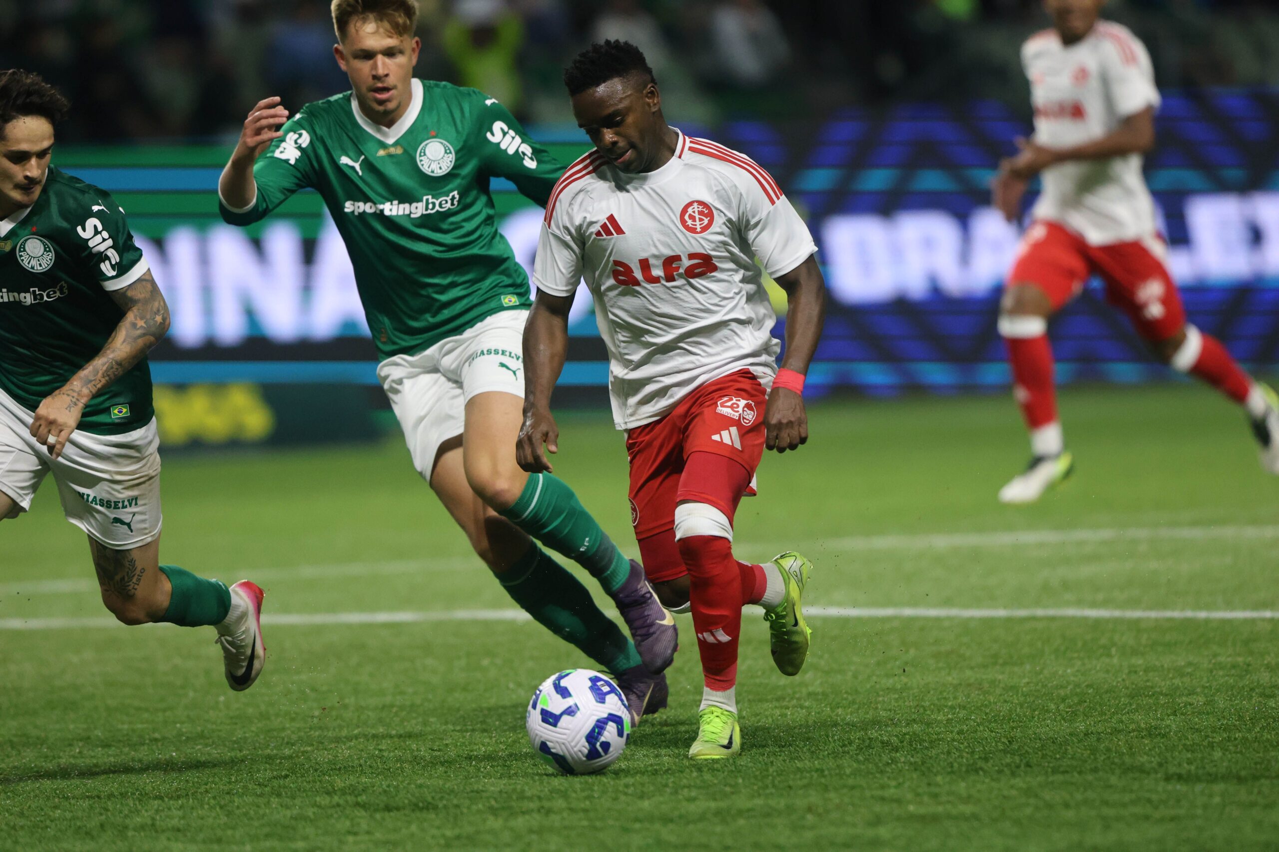 Inter é goleado pelo Palmeiras e chega ao Gre-Nal sob pressão