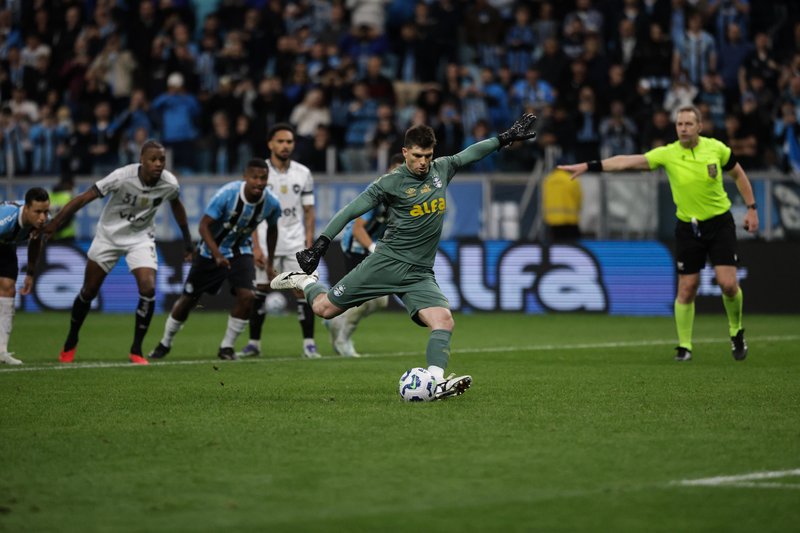 Volpi marca de pênalti e garante empate do Grêmio com o Botafogo