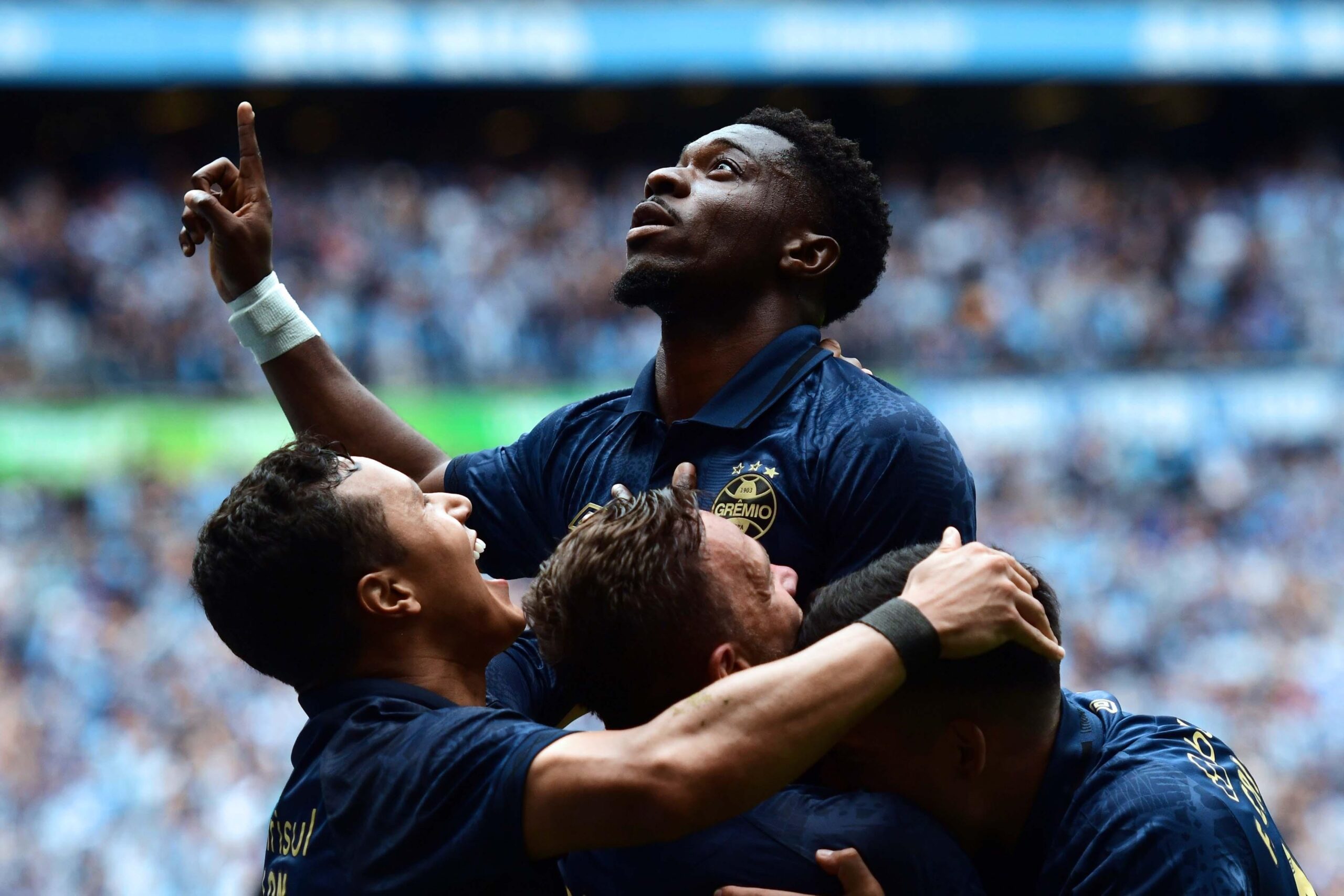 Grêmio volta a vencer na Arena em grande partida de Amuzu e sobe na tabela