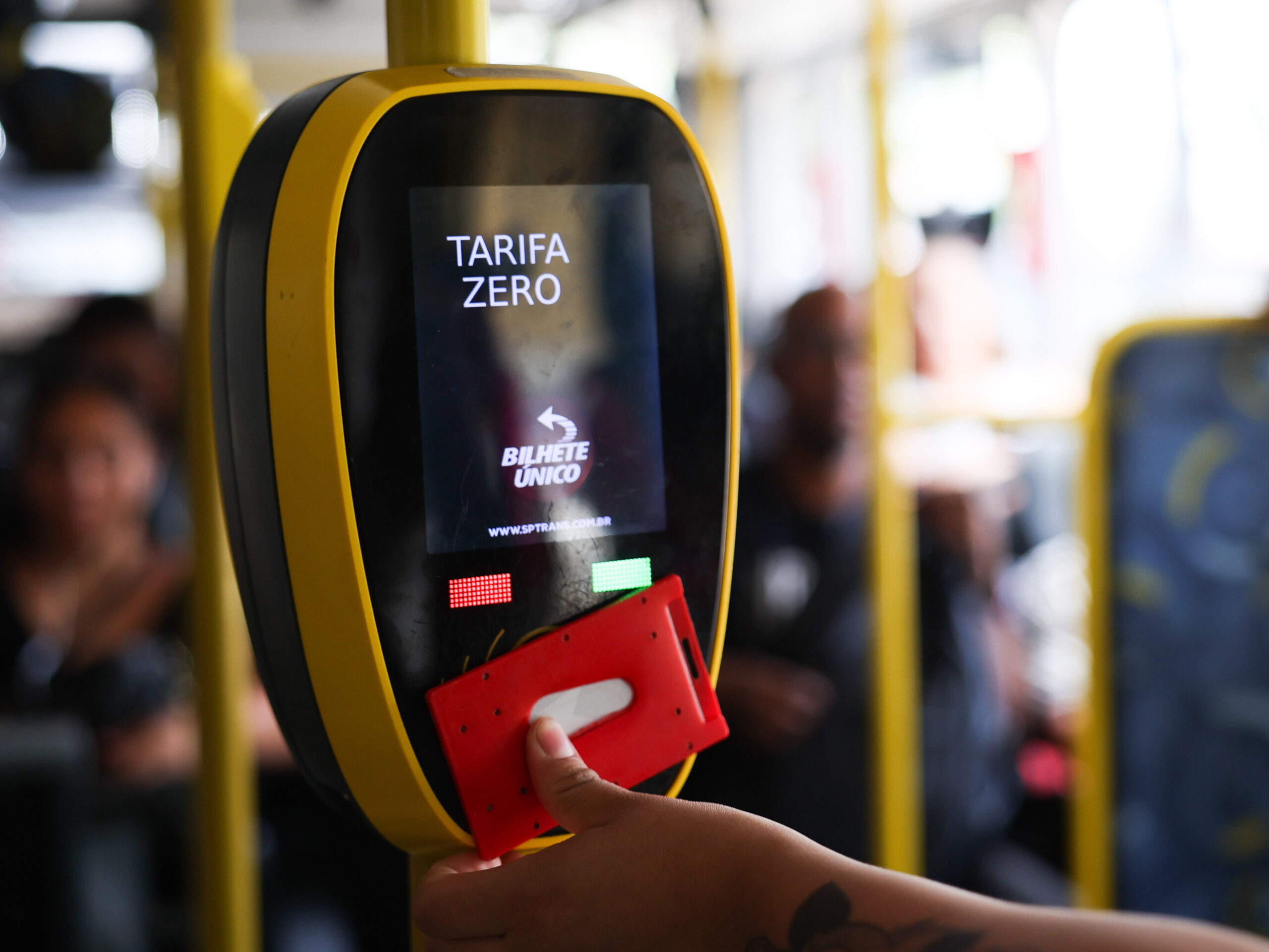 SÃO PAULO, SP, 17.12.2023. Movimentação de passageiros no terminal de ônibus Tatuapé no primeiro dia de tarifa zero em ônibus da capital. (Foto: Zanone Fraissat/ Folhapress)