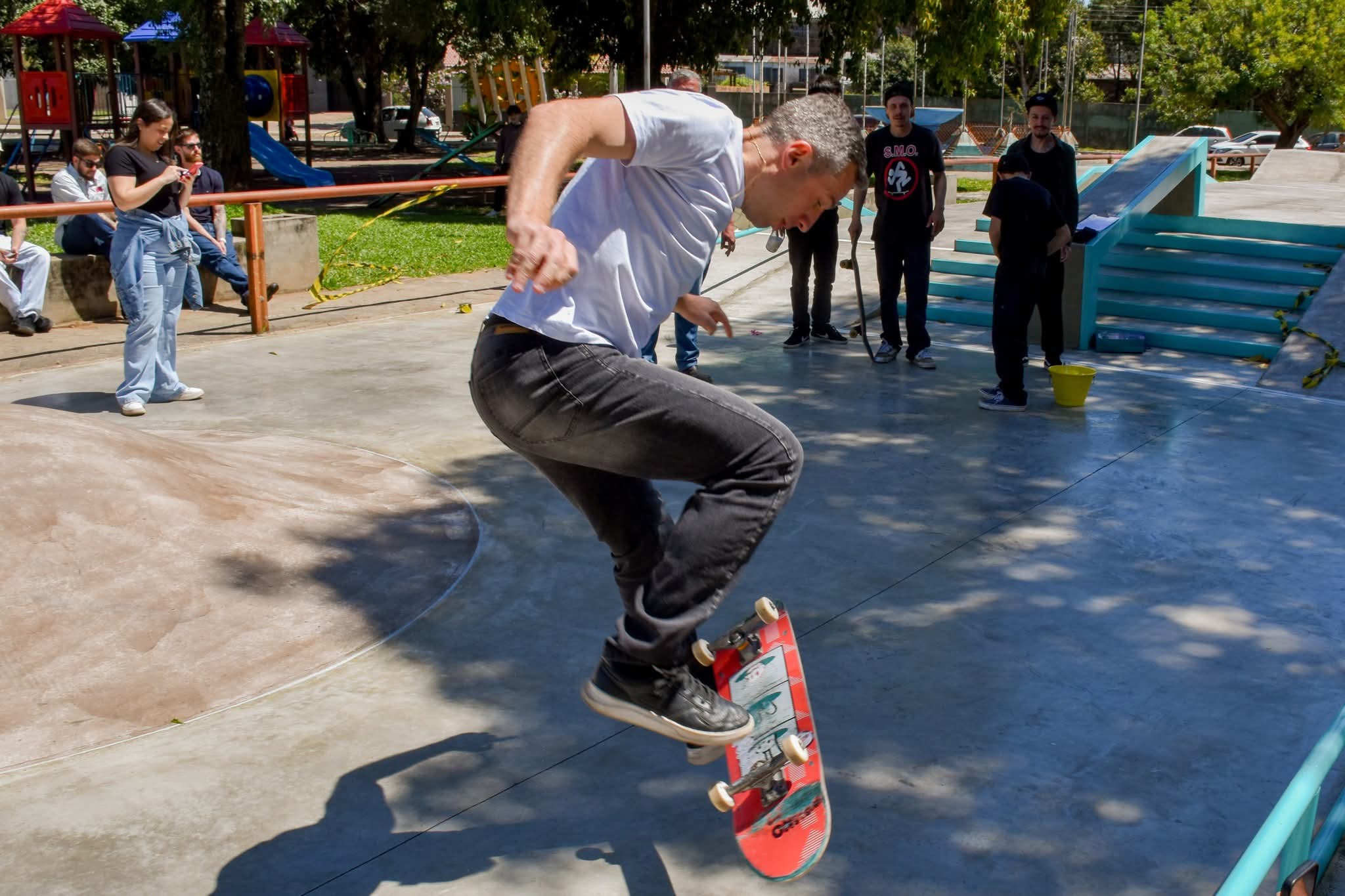 Itaqui libera pista de skate para uso e prefeito arrisca manobras