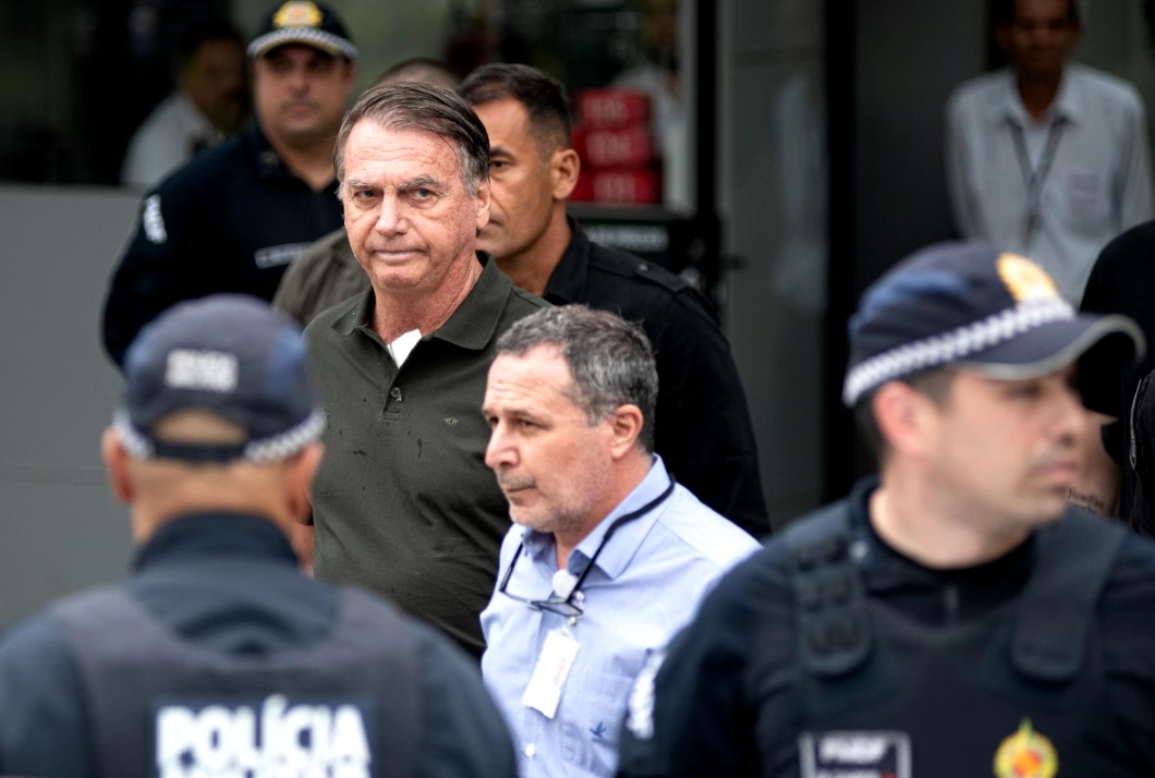 Primeira saída após condenação: Bolsonaro passa por cirurgia e volta à prisão domiciliar escoltado