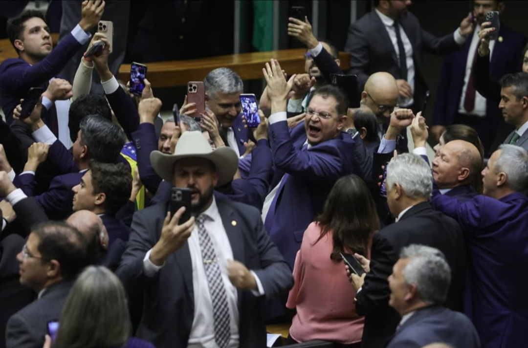 Projeto de anistia ganha urgência e deve avançar no Congresso com ampla maioria