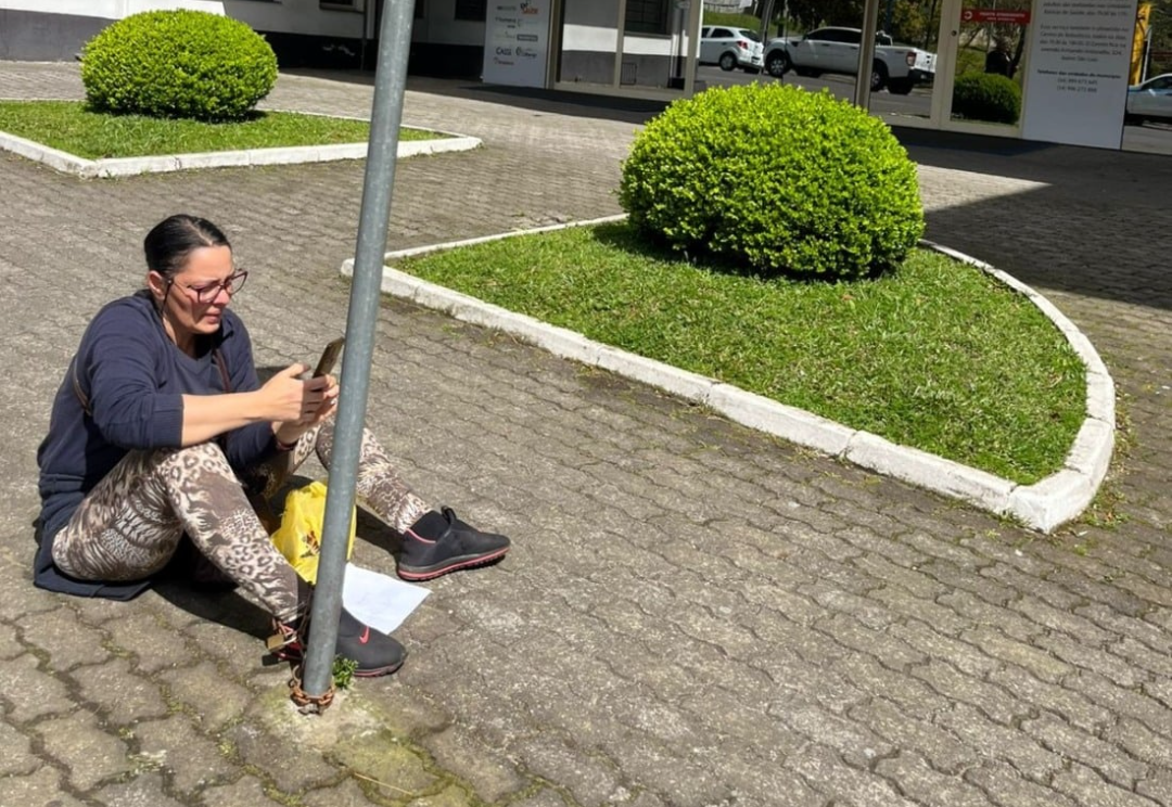 “Tive que me humilhar”: mulher se acorrenta em hospital de Farroupilha após esperar meses por cirurgia no útero