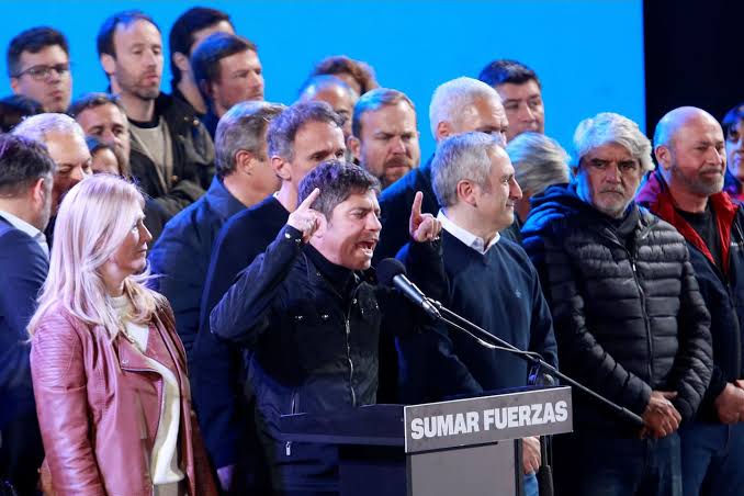 Derrota de Milei não se deu no campo das teorias econômicas, mas sim no chão das fábricas, nos hospitais e nas casas das famílias