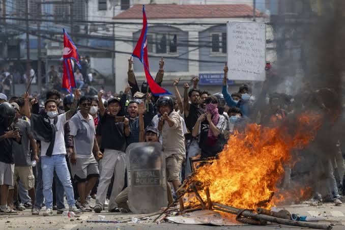 Nepal em chamas: protestos contra corrupção e bloqueio nas redes sociais deixam 19 mortos